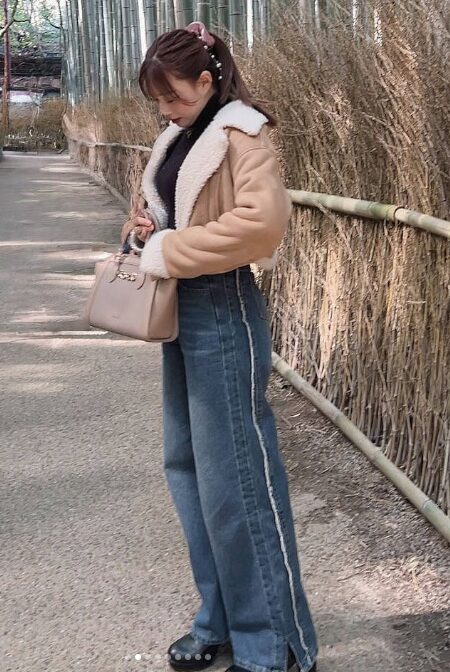 竹林の中にたたずむ千尋さんの画像