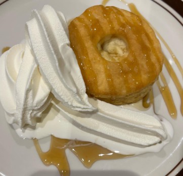 ソフトクリームをトッピングしたビスケット画像